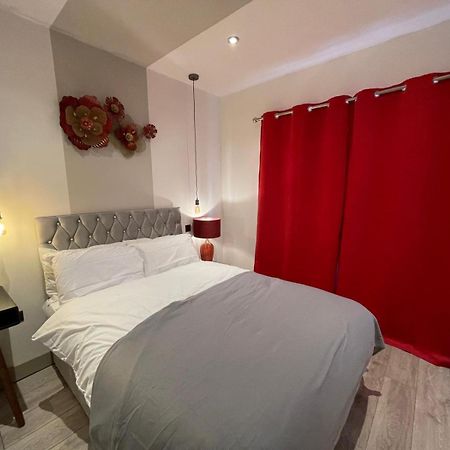 Letzi Premium Cozy Retreat Private En-Suite Rooms, Wembley 런던 외부 사진