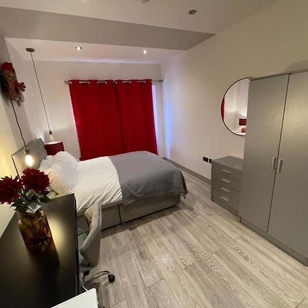 Letzi Premium Cozy Retreat Private En-Suite Rooms, Wembley 런던 외부 사진