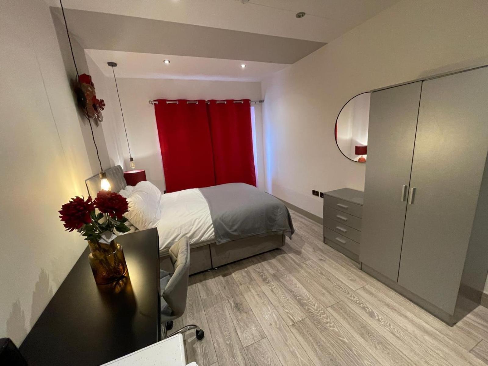 Letzi Premium Cozy Retreat Private En-Suite Rooms, Wembley 런던 외부 사진