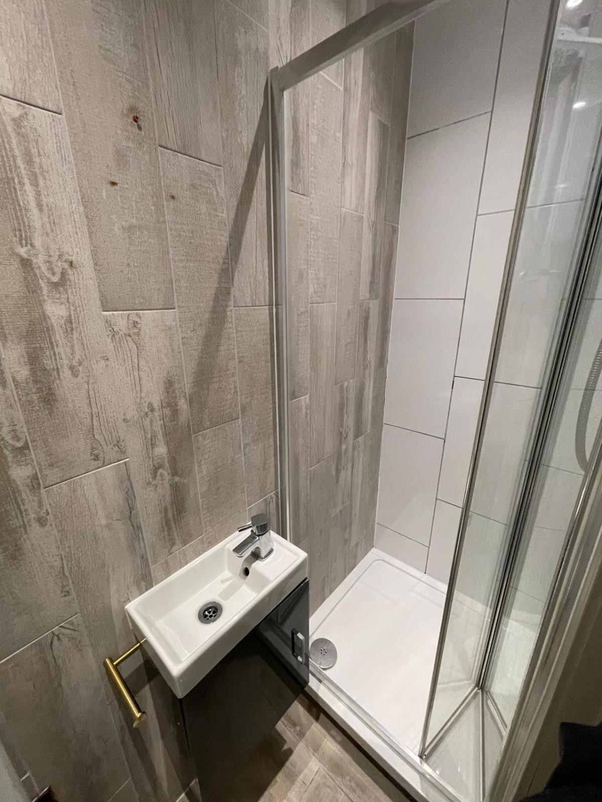 Letzi Premium Cozy Retreat Private En-Suite Rooms, Wembley 런던 외부 사진