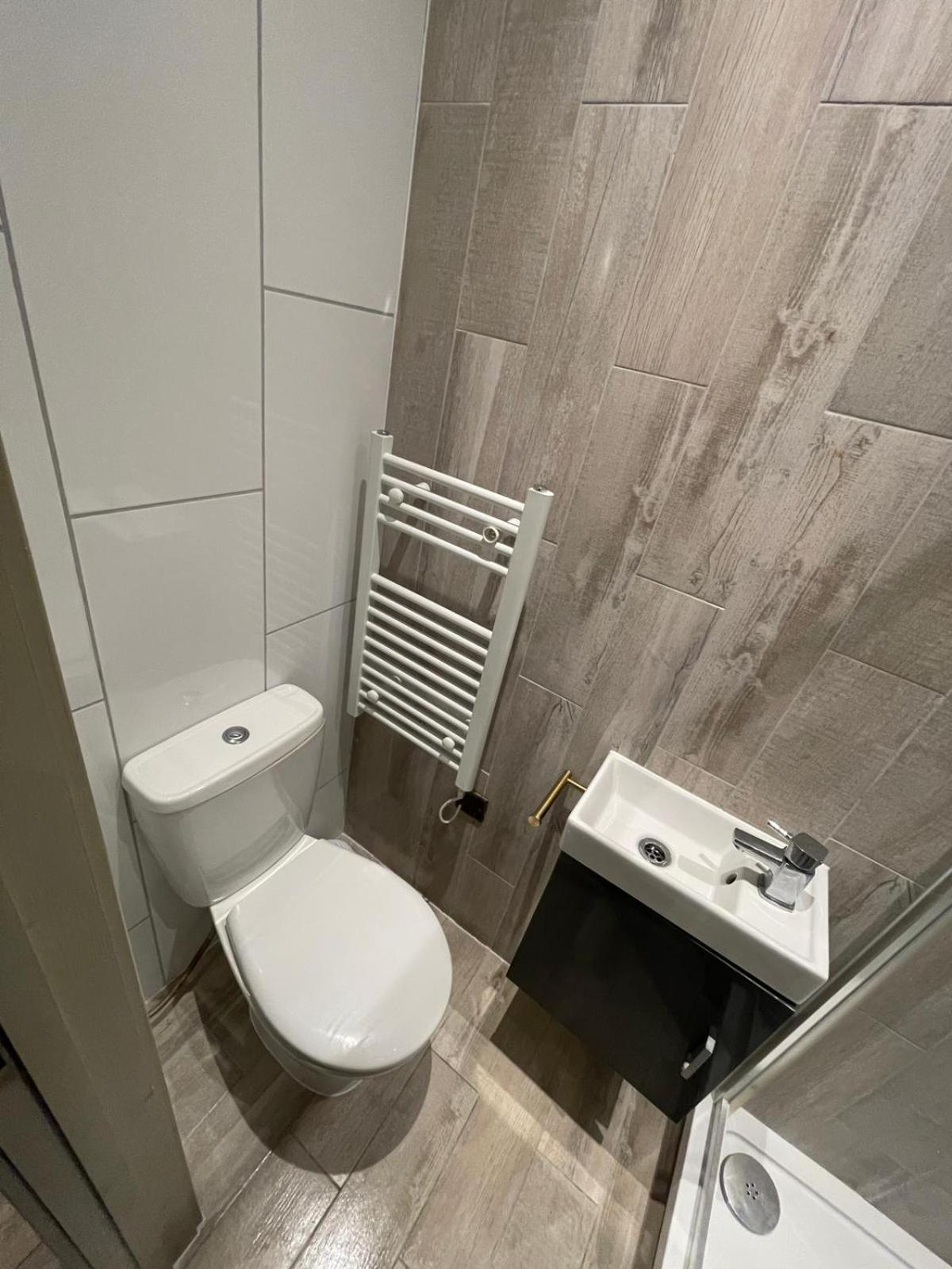 Letzi Premium Cozy Retreat Private En-Suite Rooms, Wembley 런던 외부 사진