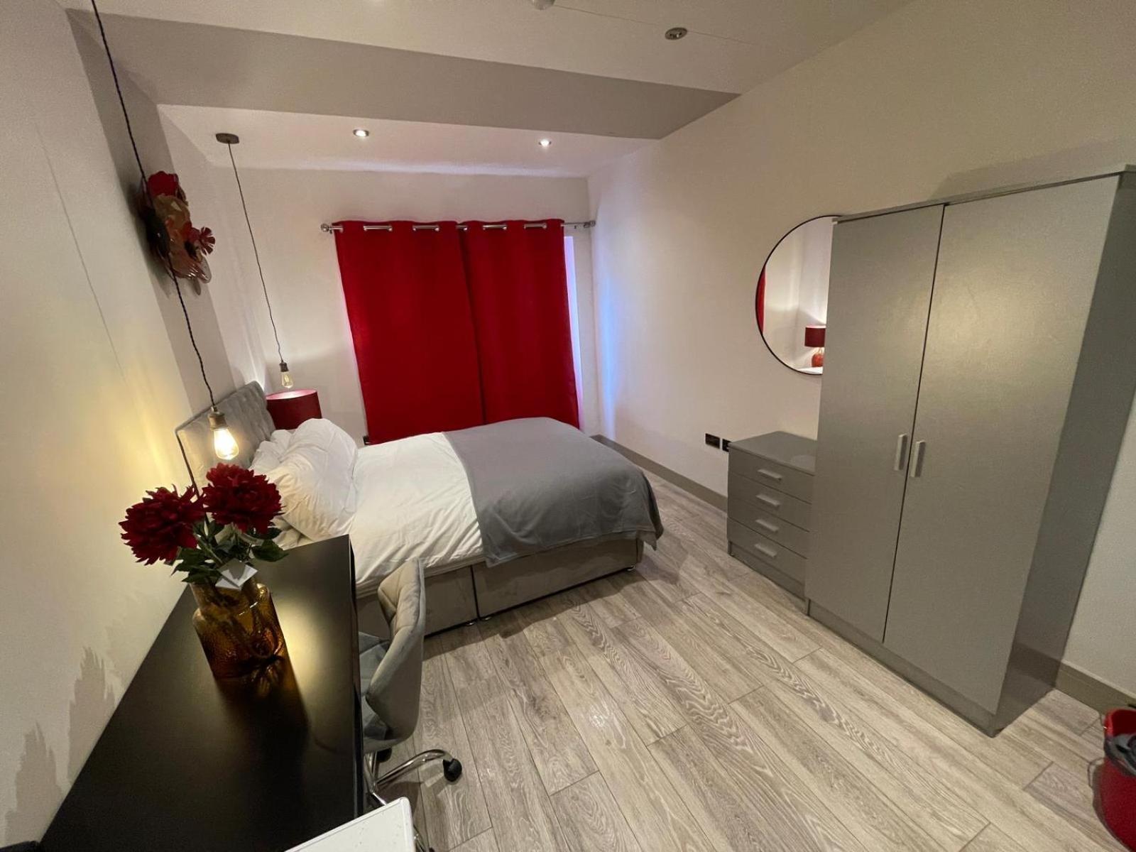 Letzi Premium Cozy Retreat Private En-Suite Rooms, Wembley 런던 외부 사진