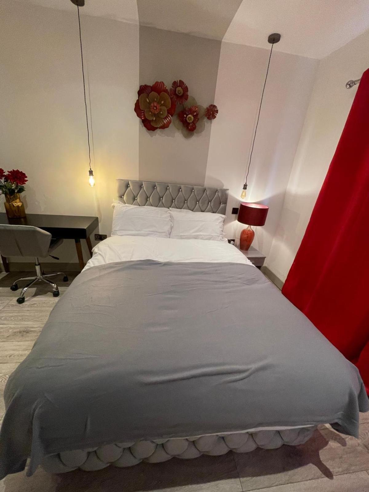 Letzi Premium Cozy Retreat Private En-Suite Rooms, Wembley 런던 외부 사진