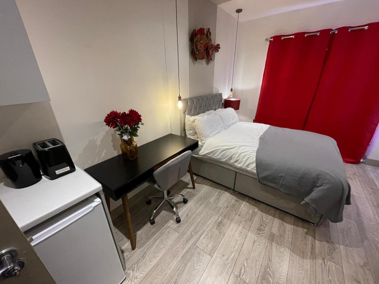 Letzi Premium Cozy Retreat Private En-Suite Rooms, Wembley 런던 외부 사진
